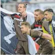  ?? FOTO: DPA ?? Alex Meier (li.) und St. Pauli sind bereit für das Duell.