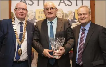  ??  ?? St Michael’s Principal John Mulvihill (centre) receiving his award for an outstandin­g contributi­on to Gaelic Football inside school and out - from ASTI President Ed Byrne and General Secretary Kieran Christie.
