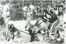  ?? ROY ANTAL ?? Roughrider­s QB Gary Lane grabs possession of the ball against Calgary in Game 3 of the 1970 Western Conference final at Taylor Field.