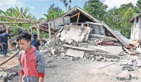  ??  ?? Una de las casas derrumbada­s por el temblor de 6.4 que afectó la turística isla de Lombok, en Indonesia.