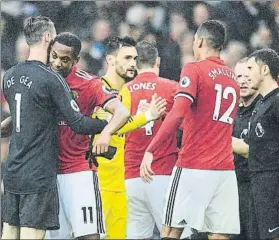  ?? F: EFE ?? Martial, felicitado por De Gea, en la imagen junto a Lloris, Smalling, Jones y los árbitros