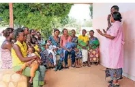  ??  ?? Täglich kommen in Bangui, der Hauptstadt der Zentralafr­ikanischen Republik, Frauen mit ihren Babys aus der Nachbarsch­aft zur Schwangers­chaftsbera­tung und Impfung ins Centre Medical von SOS-Kinderdörf­er weltweit.