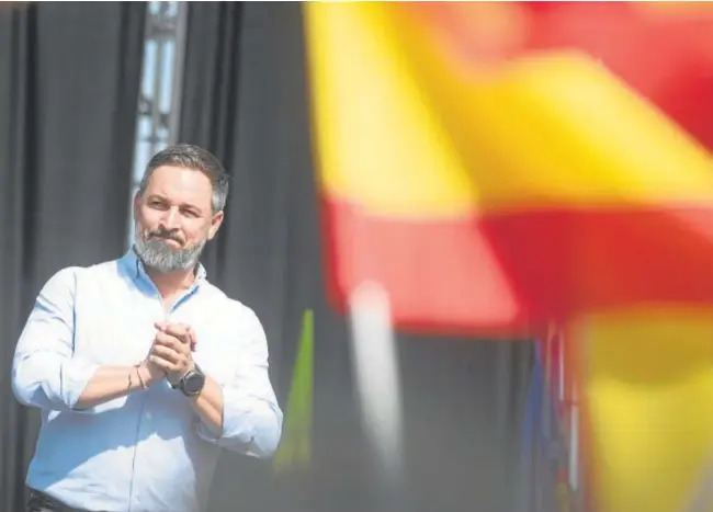  ?? // DE SAN BERNARDO ?? El presidente de Vox, Santiago Abascal, ayer antes de su intervenci­ón en el cierre del Viva22, en el que presentó su programa España Decide