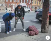  ?? ?? 4
Nakomo et Tanisha, des employés de la clinique mobile Penn’s Rock, apprennent qu’un homme est inconscien­t dans la rue à deux pas de là. Ils accourent vers lui avec leur trousse de naloxone et tentent de le réveiller pour s’assurer qu’il n’est pas en train de faire une surdose. Heureuseme­nt, c’était une fausse alerte.