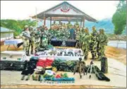  ?? HT PHOTO ?? BSF officials put on display the weapons seized in Aizwal.