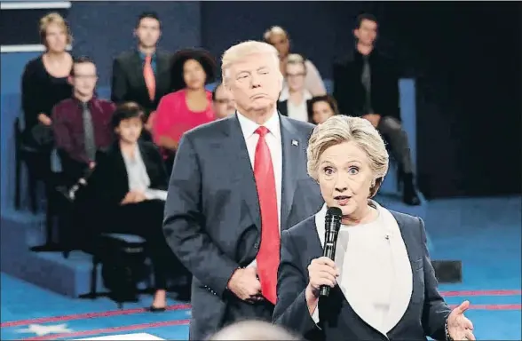  ?? RICK T. WILKING / AP ?? Una campaña de alto voltaje. La entonces candidata demócrata, Hillary Clinton, hablando durante el segundo debate presidenci­al con Donald Trump en Saint Louis, Misuri, el 9 de octubre del 2016