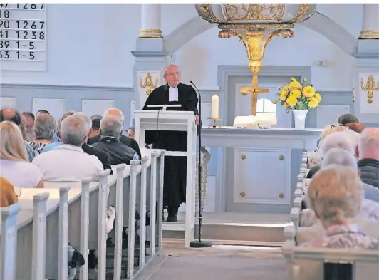  ?? FOTO: THERESA DEMSKI ?? Volles Haus in Dabringhau­sen: Die Menschen aus zwei Gemeinden hießen am Sonntag ihren neuen Pfarrer Albrecht Keller willkommen.