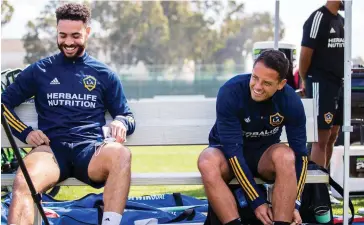  ?? LA GALAXY ?? LA story: Derrick Williams is unveiled by LA Galaxy last month and (left) in training with former Manchester United and West Ham striker Javier Hernandez