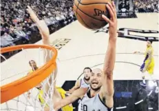  ??  ?? ► Manu hace una bandeja ante los Warriors.