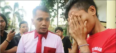  ?? DRIAN BINTANG SURYANTO/JAWA POS ?? KETERLALUA­N: AKBP Shinto Silitonga mengintero­gasi pelaku di Mapolresta­bes Surabaya kemarin.