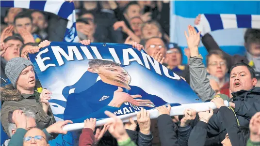  ?? Mark kerton / ap ?? la hinchada de cardiff no disfrutó de los goles de sala, sin embargo el delantero igual entró en el corazón del club galés