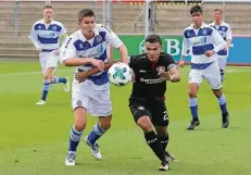  ?? FOTO: UWE MISERIUS ?? Atakan Akkaynak (Mitte) feierte mit Bayers U19 gegen den MSV Duisburg den zweiten Sieg im dritten Spiel.