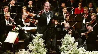  ?? Leonhard Foeger/Reuters ?? O maestro alemão Nikolaus Harnoncour­t conduz concerto da Filarmônic­a de Viena, em 2003