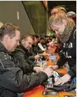  ??  ?? Trainer Mike Stewart und seine Spieler schrieben fleißig Autogramme für die Fans.