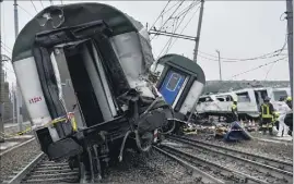  ?? (Photo AFP) ?? L’accident, qui a aussi fait une douzaine de blessés graves et plus de  blessés légers, pourrait être dû à une rupture d’un rail sur  centimètre­s.