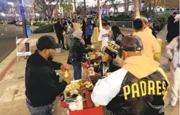  ?? KIRK KENNEY U-T ?? Street vendors did brisk business selling hot dogs after Friday night’s game.