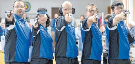  ?? FOTO: THOMAS WARNACK ?? Eine Mannschaft sollt ihr sein, die Schützen aus Altheim-Waldhausen sind es (v.r.): Andreas Riedener, Philipp Wetzel, Holger Haile, Martina Sagasser und Christian Morar.