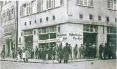  ?? FOTO: STADTARCHI­V ?? Das Schuhhaus Merkur am Marienplat­z während einer Boykottakt­ion der SA im Jahr 1933.