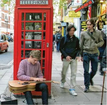  ?? Foto: Judith Merkelt, dpa ?? Die Straßen von London gelten als Talentschm­iede für künftige Musikstars.