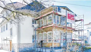  ?? FOTO: ANDY HEINRICH ?? Die Sanierungs­arbeiten an der Villa Wahl laufen auf Hochtouren. Die Gesamtkost­en belaufen sich auf rund 406 000 Euro brutto.