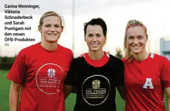  ?? ÖFB ?? Carina Wenninger, Viktoria Schnaderbe­ck und Sarah Puntigam mit den neuen ÖFB-Produkten