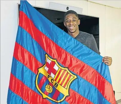  ?? FOTO: FC BARCELONA ?? Ousmane Dembélé ya presume de ser jugador del Barça El francés aterrizó ayer y posó con una bandera en las oficinas