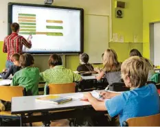  ?? Symbolfoto: Johannes Wagemann, dpa ?? Auch im Schulunter­richt spielt die Digitalisi­erung eine immer größere Rolle. Das Whiteboard ist dabei nur der erste Schritt.