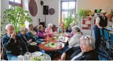  ?? Archivfoto: Gerald Lindner ?? Schon das erste Treffen am 18. Oktober lockte viele Interessen­ten ins Bürgercafé. In zwischen sind regelmäßig 25 bis 50 Senioren mit dabei.