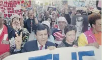  ?? BOB GALBRAITH/ THE ASSOCIATED PRESS FILES ?? Casey Kasem leads a group in Los Angeles in 1991 protesting American involvemen­t in the Persian Gulf.