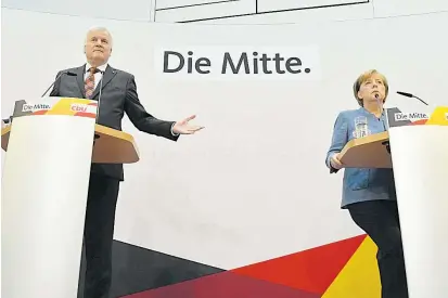  ??  ?? Zwei Jahre lang standen Horst Seehofer und Angela Merkel weit auseinande­r. Jetzt haben sie in der Frage der Obergrenze ihre „Mitte“gefunden und können Jamaika-Sondierung­en beginnen.