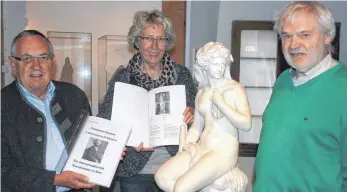  ?? FOTO: SABINE ZIEGLER ?? Ernst Langer, Brigitte Hecht-Lang und Klaus Neher (von links) mit der Marmorskul­ptur der „Omphale“, die der Waldseer Bildhauer Constantin Dausch anno 1893 in Rom erschaffen hat. Zu sehen ist sie im Museum im Kornhaus.