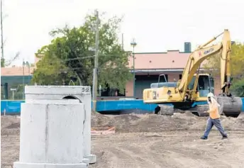  ?? JENNIFER LETT/STAFF PHOTOGRAPH­ER ?? Deerfield Station, an apartment-retail project, will contain studios and one- and two-bedroom units ranging from 585 to 1,260 square feet.