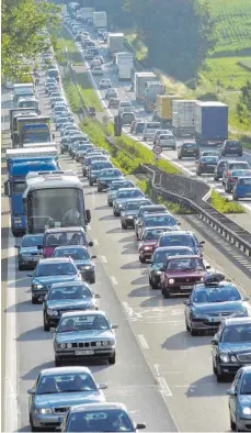  ?? FOTO: DPA ?? Alljährlic­h im Herbst wechseln Millionen deutscher Bürger ihre Kfz-Versicheru­ng.