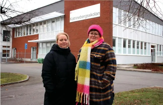  ?? BILDER: CLARA TJÄRNBERG ?? Caroline Hogstad och Cecilia Sjöström har båda barn som går på Katrineber­gsskolan. Ingen av dem är nöjda med situatione­n och berättar att det är brist på resurser och bråkigt i klassrumme­n.