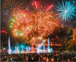  ?? (Photo Patrice Lapoirie) ?? Un spectacle d’eau et de feu... d’artifice hier soir pour lancer la fête.