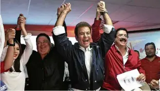  ?? Orlando Sierra/AFP ?? Salvador Nasralla (centro) comemora votação após primeiros resultados em Tegucigalp­a