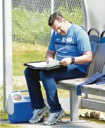  ?? Foto: Ernst Mayer ?? Der Blick von SCI Coach Oliver Unsöld geht derzeit öfter in seine Aufzeichnu­ngen. Die Vorbereitu­ngen für die neue Saison laufen auf Hochtouren. Die Mannschaft muss kräftig umgebaut werden.