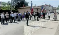  ?? ?? Avant la cérémonie chacun se met en place devant le monument aux morts