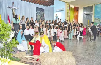  ??  ?? El coro de la orquesta típica “Ha Che Valle” ofreció canciones de Navidad durante el Concierto de Fin de Año y fue acompañado de un pesebre viviente en la Catedral de San Juan Bautista.