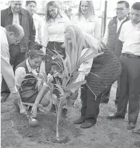  ?? DÍAZ ?? En la escuela Sec. Técnica No.70, la alcaldesa Alma Laura Amparán encabezó una jornada de reforestac­ión/MIGUEL