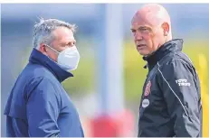  ?? FOTO: SCHEIDEMAN­N ?? Klaus Allofs (l.) teilt Uwe Rösler mit, dass es von der Deutschen Fußball-Liga angeordnet ab dem 12. Mai ins Quarantäne-Trainingsl­ager geht.