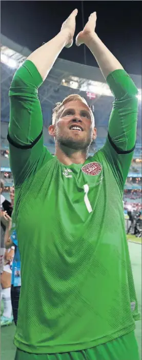  ??  ?? Kasper Schmeichel celebra un triunfo en esta Eurocopa.