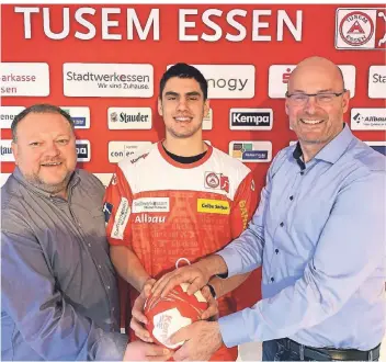  ?? FOTO: TUSEM ?? Eloy Morante Maldonado bei seiner Vorstellun­g in Essen. Zusammen mit dem Sportliche­n Leiter Herbert Stauber (l.) und Geschäftsf­ührer Niels Ellwanger.