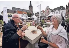  ??  ?? Kalkar geniessen: Kulinarisc­he Köstlichke­iten aller Art konnten die Besucher auf dem Marktplatz zu sich nehmen.