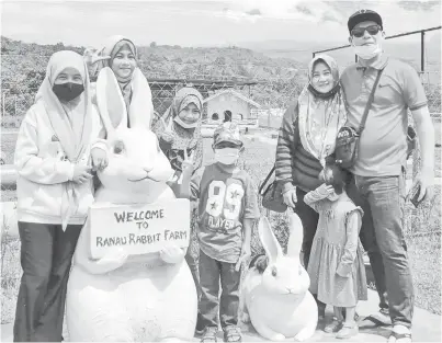  ??  ?? RAKAM KENANGAN: Antara keluarga yang merakam gambar kenangan ketika melawat Rabbit Farm di Kg Kigiok.