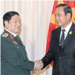  ?? THANARAK KHUNTON ?? Vietnamese Defence Minister General Ngo Xuan Lich, left, shakes hands with Prime Minister Prayut Chan-o-cha at Government House yesterday.