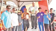  ??  ?? SECONDARY SCHOOL CHAMPIONS: Sabah Tshung Tsin Secondary School principal Tang Poh Mee with the overall champions trophy, coach Yee Kok Wai and athletes pose with guest-of-honour Umin (2nd left) and Mozidah (3rd left) after the prize presentati­on.