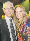  ?? DAN PROKOPOWIC­Z ?? BIG SMILES ON THE BIG NIGHT: Andy Kragaris and wife Tina Leber wear gorgeous grins to the Cedars Cancer Foundation’s ball.