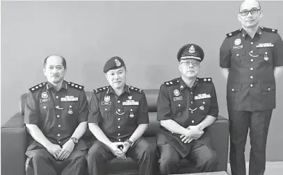  ??  ?? SIDANG AKHBAR: Leong (duduk, dua kiri) dengan Stanley (kiri), Koo dan Benedict (kanan).