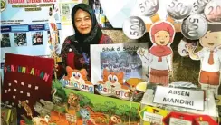  ?? DITE SURENDRA/JAWA POS ?? KREATIF: Siti Marya Ulfah dalam Temu Inovasi Pendidikan Dasar Provinsi Jatim di kantor gubernur Jatim kemarin (26/4).